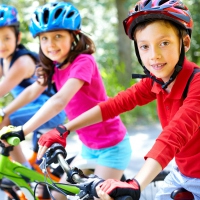À vélo, les enfants doivent désormais porter un casque.