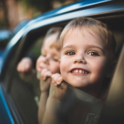 10 Astuces pour voyager sereinement en voiture avec les enfants