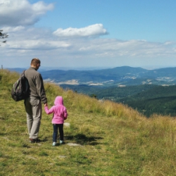 Comment rendre ludique les randonnées en famille?